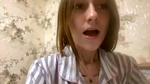 Snapshot of viktoria9898 chatting on 12-13-24, 09:20 Sweett online show from 12-13-24, 09:20