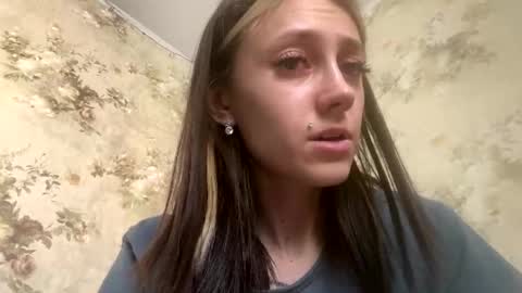 Snapshot of viktoria9898 chatting on 05-23-26, 02:50 Sweett online show from 05-23-26, 02:50
