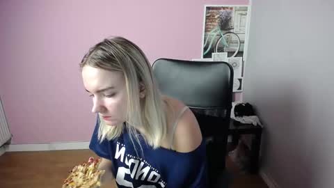 Snapshot of viktoria_lovely chatting on 09-09-25, 06:35 viktoria_lovely online show from 09-09-25, 06:35