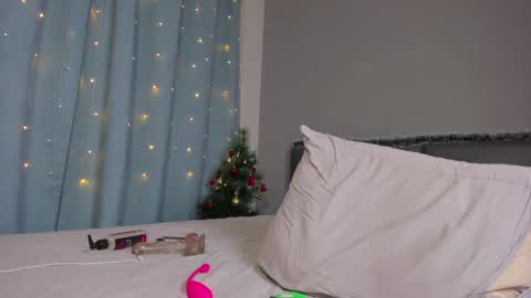 Snapshot of vina_skybabe chatting on 12-24-24, 06:06 Vina online show from 12-24-24, 06:06