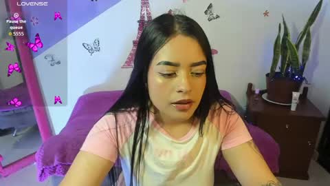 Snapshot of vio_let_ chatting on 05-31-26, 02:09 Daniela online show from 05-31-26, 02:09