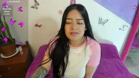 Snapshot of vio_let_ chatting on 06-08-26, 01:28 Daniela online show from 06-08-26, 01:28