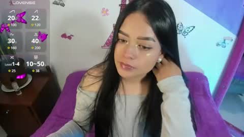 Snapshot of vio_let_ chatting on 06-12-26, 05:39 Daniela online show from 06-12-26, 05:39