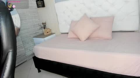 Snapshot of violet___fox chatting on 11-21-25, 04:00 Violet online show from 11-21-25, 04:00