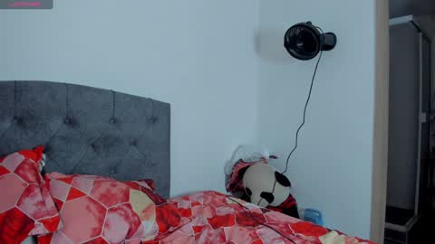 Snapshot of violet_casper_ chatting on 01-17-25, 09:50 Violet and Casper online show from 01-17-25, 09:50