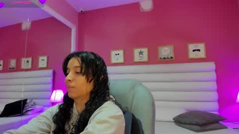 Snapshot of violet_sinclair chatting on 06-12-26, 11:20 violet_sinclair online show from 06-12-26, 11:20