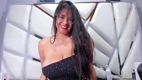 Snapshot of violeta_hard chatting on 03-05-25, 06:44 Valentina Hard online show from 03-05-25, 06:44