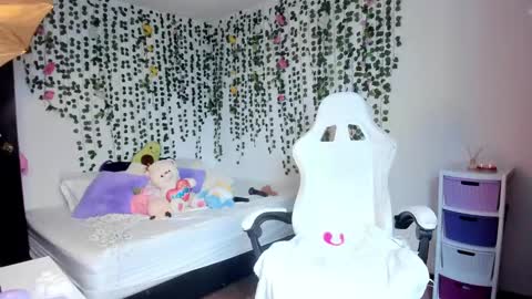 Snapshot of violeta_milleer chatting on 01-25-25, 05:19 Violeta online show from 01-25-25, 05:19