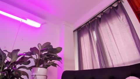 Snapshot of violetarainn chatting on 05-19-26, 06:14 Violeta online show from 05-19-26, 06:14