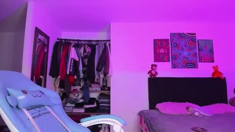 Snapshot of violetbunnyy1 chatting on 11-30-25, 08:51 Violet online show from 11-30-25, 08:51