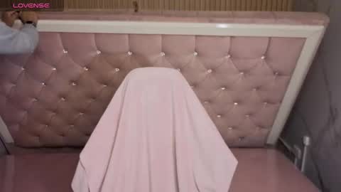 violeth_b online show from 12-20-25, 01:07