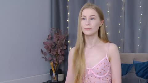 Snapshot of violetswone chatting on 02-09-25, 12:52 VioletSwone online show from 02-09-25, 12:52