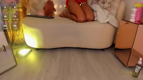 Snapshot of violett23_ chatting on 10-22-25, 04:02 violett23_ online show from 10-22-25, 04:02