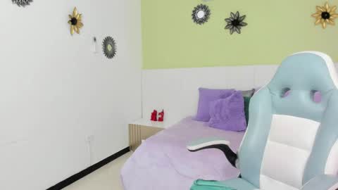 Snapshot of violetta_skinny chatting on 09-30-25, 10:09 violetta online show from 09-30-25, 10:09