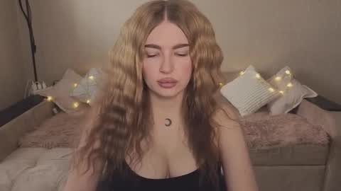 Snapshot of violettaotis chatting on 09-18-25, 12:18 ViolettaOtis online show from 09-18-25, 12:18