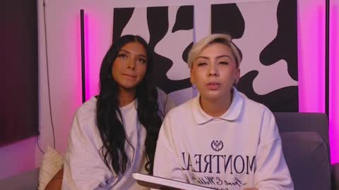 Snapshot of violettgrey_ chatting on 01-23-25, 01:41 Violet online show from 01-23-25, 01:41