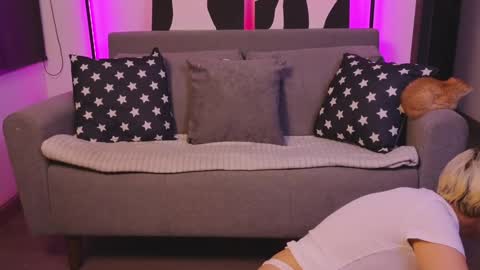 Snapshot of violettgrey_ chatting on 01-30-25, 01:33 Violet online show from 01-30-25, 01:33