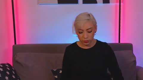 Snapshot of violettgrey_ chatting on 02-19-25, 01:18 Violet online show from 02-19-25, 01:18