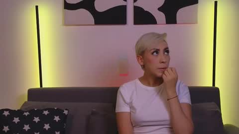 Snapshot of violettgrey_ chatting on 03-02-25, 11:20 Violet online show from 03-02-25, 11:20