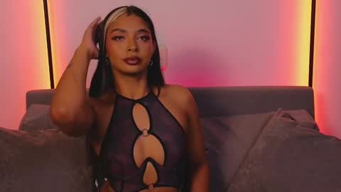 Snapshot of violettgrey_ chatting on 03-11-25, 01:26 Violet online show from 03-11-25, 01:26