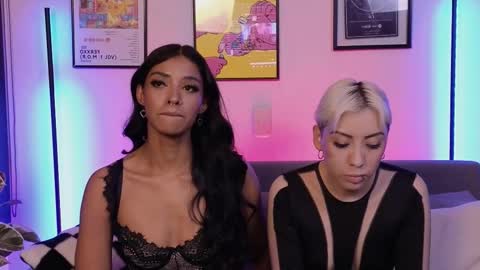 Snapshot of violettgrey_ chatting on 10-11-25, 12:43 Violet online show from 10-11-25, 12:43