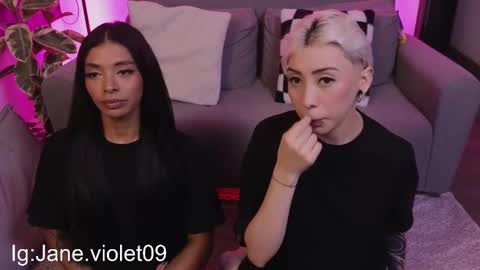 Snapshot of violettgrey_ chatting on 10-17-25, 01:20 Violet online show from 10-17-25, 01:20