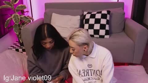 Snapshot of violettgrey_ chatting on 10-19-25, 11:38 Violet online show from 10-19-25, 11:38