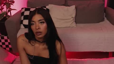 Snapshot of violettgrey_ chatting on 11-08-25, 12:33 Violet online show from 11-08-25, 12:33