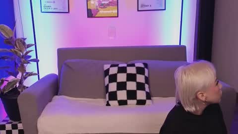 Snapshot of violettgrey_ chatting on 11-26-25, 12:00 Violet online show from 11-26-25, 12:00