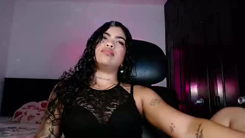 Snapshot of violetwitch05 chatting on 11-28-25, 04:59 Violet online show from 11-28-25, 04:59