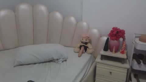 violetxia_ online show from 05-20-26, 05:02