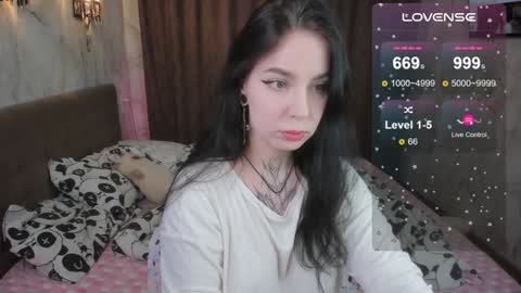 Snapshot of vivi__squirrel chatting on 01-25-25, 11:23 Vivi online show from 01-25-25, 11:23