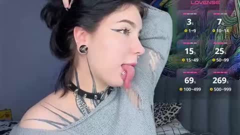 Snapshot of vivi__squirrel chatting on 11-20-25, 07:57 Vivi online show from 11-20-25, 07:57