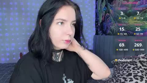 Snapshot of vivi__squirrel chatting on 11-28-25, 09:39 Vivi online show from 11-28-25, 09:39