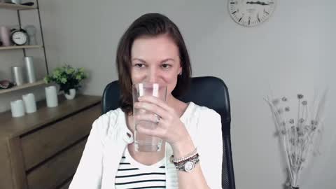 Snapshot of vivian_dream chatting on 01-17-25, 02:28 Vivian online show from 01-17-25, 02:28