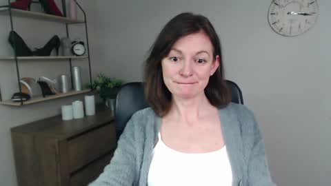 Snapshot of vivian_dream chatting on 03-03-25, 10:28 Vivian online show from 03-03-25, 10:28