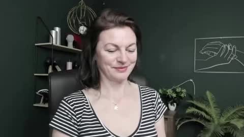 Snapshot of vivian_dream chatting on 05-21-26, 06:42 Vivian online show from 05-21-26, 06:42