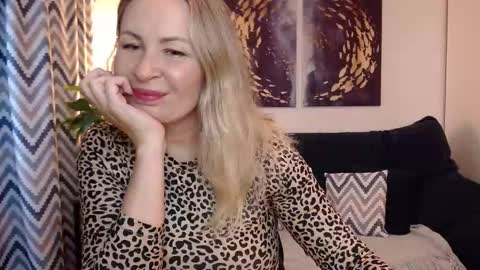 Vivian online show from 09-08-25, 02:27