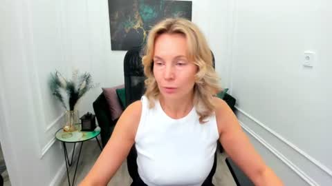 Snapshot of vivianlirei chatting on 06-16-26, 04:37 Sinti online show from 06-16-26, 04:37