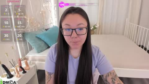 Snapshot of vivien_montclair chatting on 06-04-26, 01:00 Vivien online show from 06-04-26, 01:00