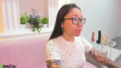 Snapshot of vivien_montclair chatting on 06-11-26, 12:08 Vivien online show from 06-11-26, 12:08