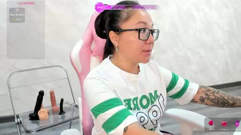Snapshot of vivien_montclair chatting on 07-17-26, 12:06 Vivien online show from 07-17-26, 12:06