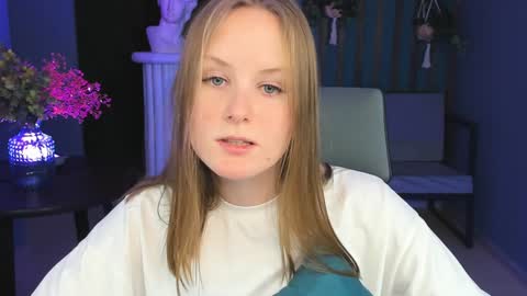 Snapshot of vivienleeigh chatting on 12-18-24, 04:28 Vivien online show from 12-18-24, 04:28