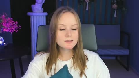 Snapshot of vivienleeigh chatting on 12-18-24, 07:30 Vivien online show from 12-18-24, 07:30