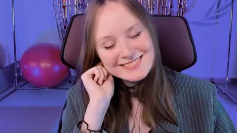 Snapshot of vivienleeigh chatting on 02-16-25, 12:10 Vivien online show from 02-16-25, 12:10