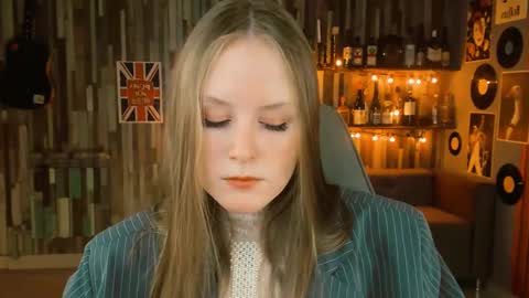 Snapshot of vivienleeigh chatting on 02-20-25, 01:08 Vivien online show from 02-20-25, 01:08