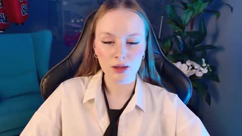 Snapshot of vivienleeigh chatting on 11-10-25, 10:14 Vivien online show from 11-10-25, 10:14