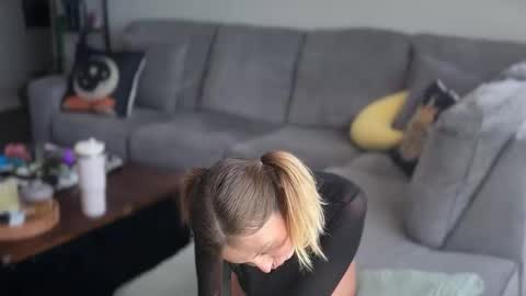 Snapshot of vixenliz chatting on 04-27-26, 03:54 Liz online show from 04-27-26, 03:54