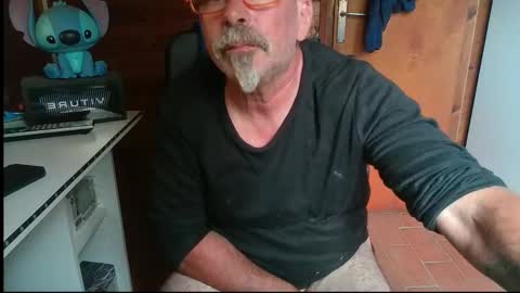 Snapshot of vuda77 chatting on 11-01-25, 01:24 oscar online show from 11-01-25, 01:24