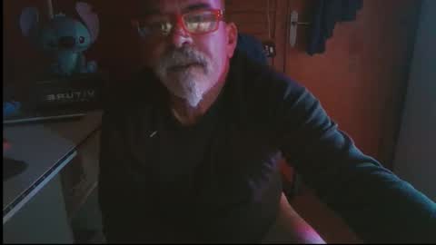 Snapshot of vuda77 chatting on 11-11-25, 08:42 oscar online show from 11-11-25, 08:42